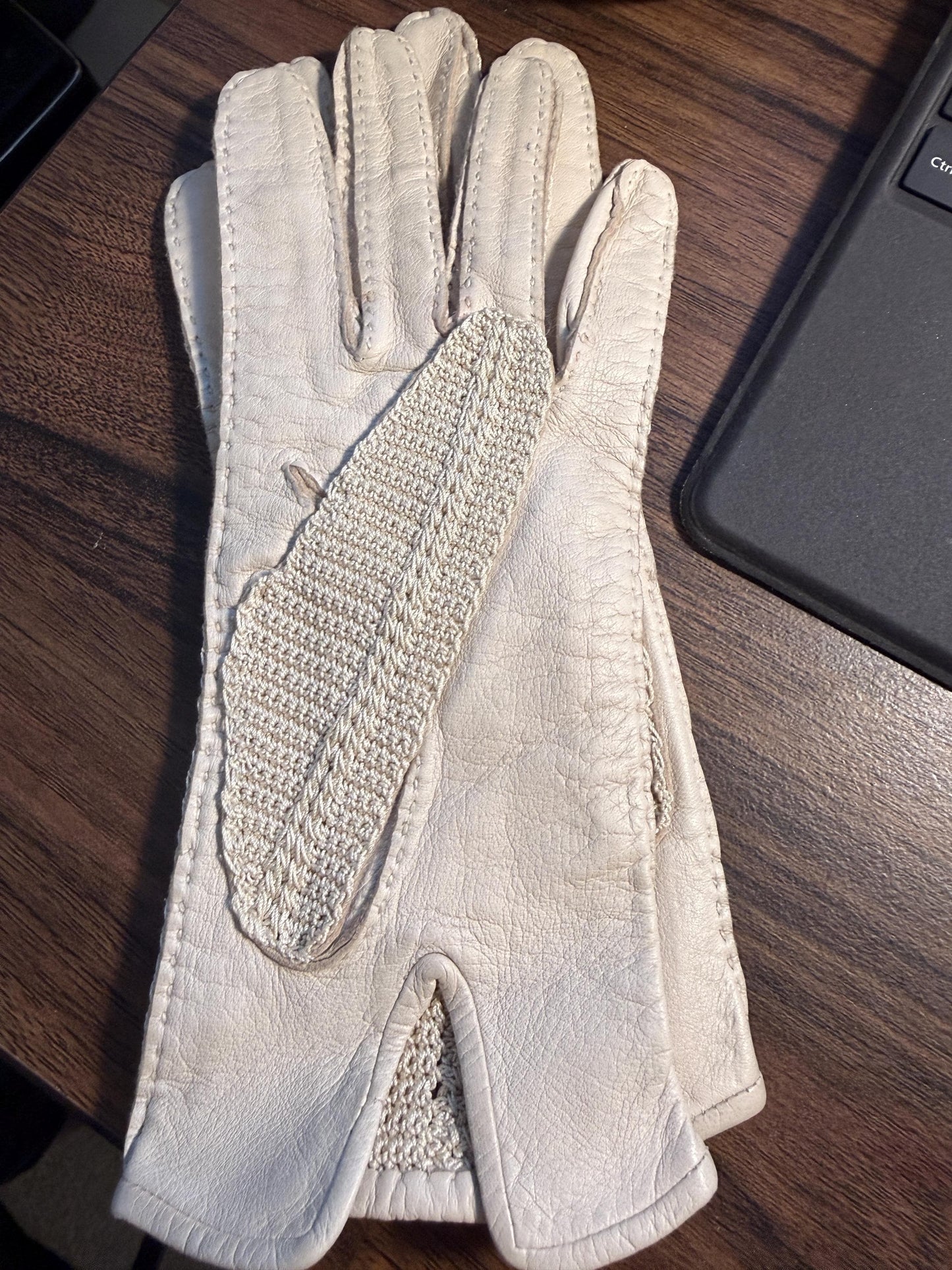 Vintage Cream Leather & Crochet Ladies Driving Gloves | 1950s Leather Gloves | Mid Century Summer Gloves | Classic Vintage Accessories