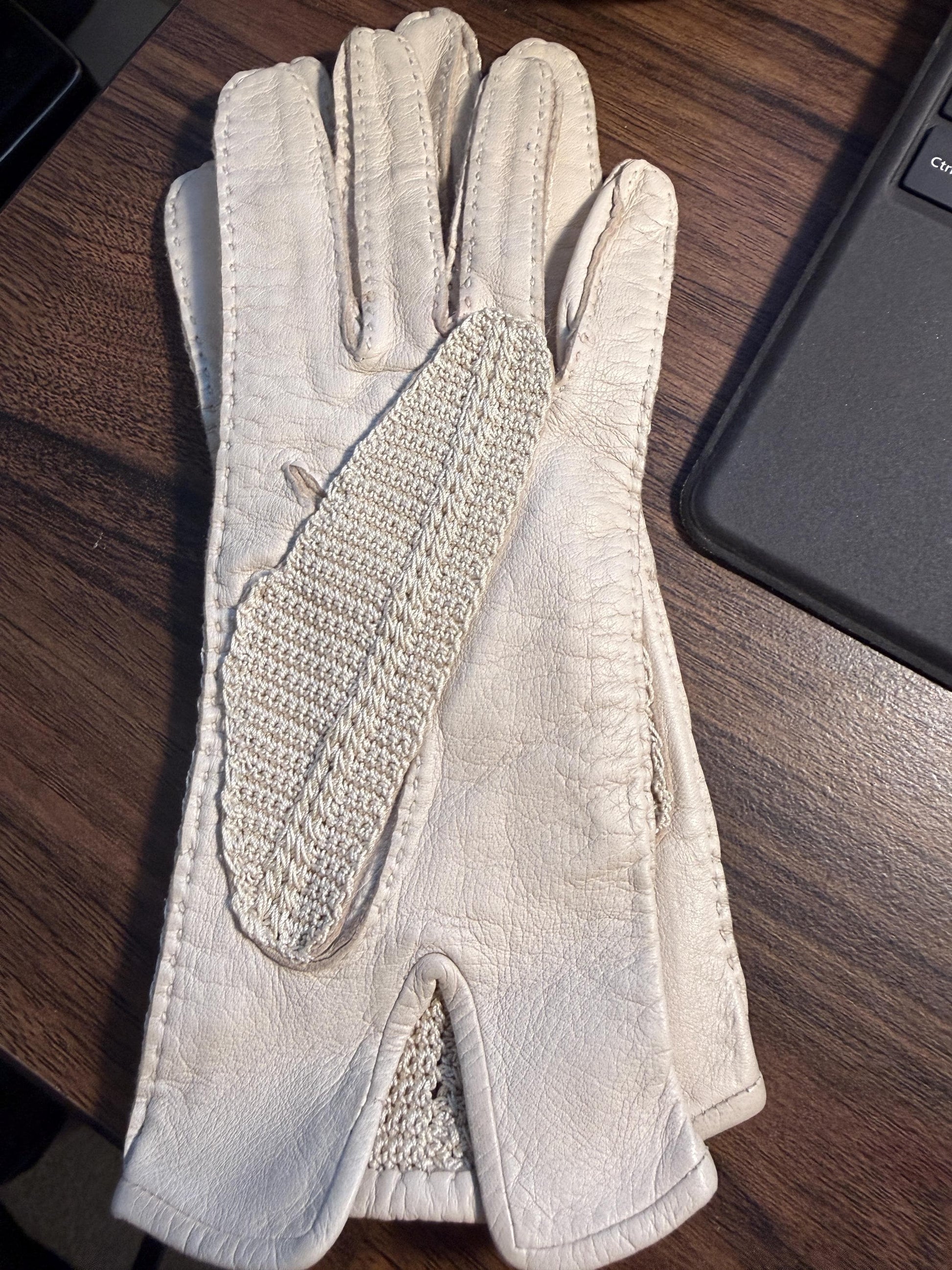 Vintage Cream Leather & Crochet Ladies Driving Gloves | 1950s Leather Gloves | Mid Century Summer Gloves | Classic Vintage Accessories