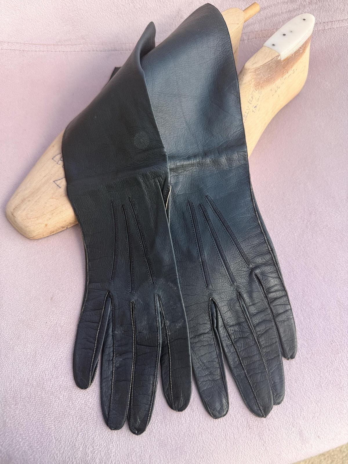 Vintage Dark Blue Leather Gauntlet Gloves with Long Flared Cuffs – Contrast Stitching
