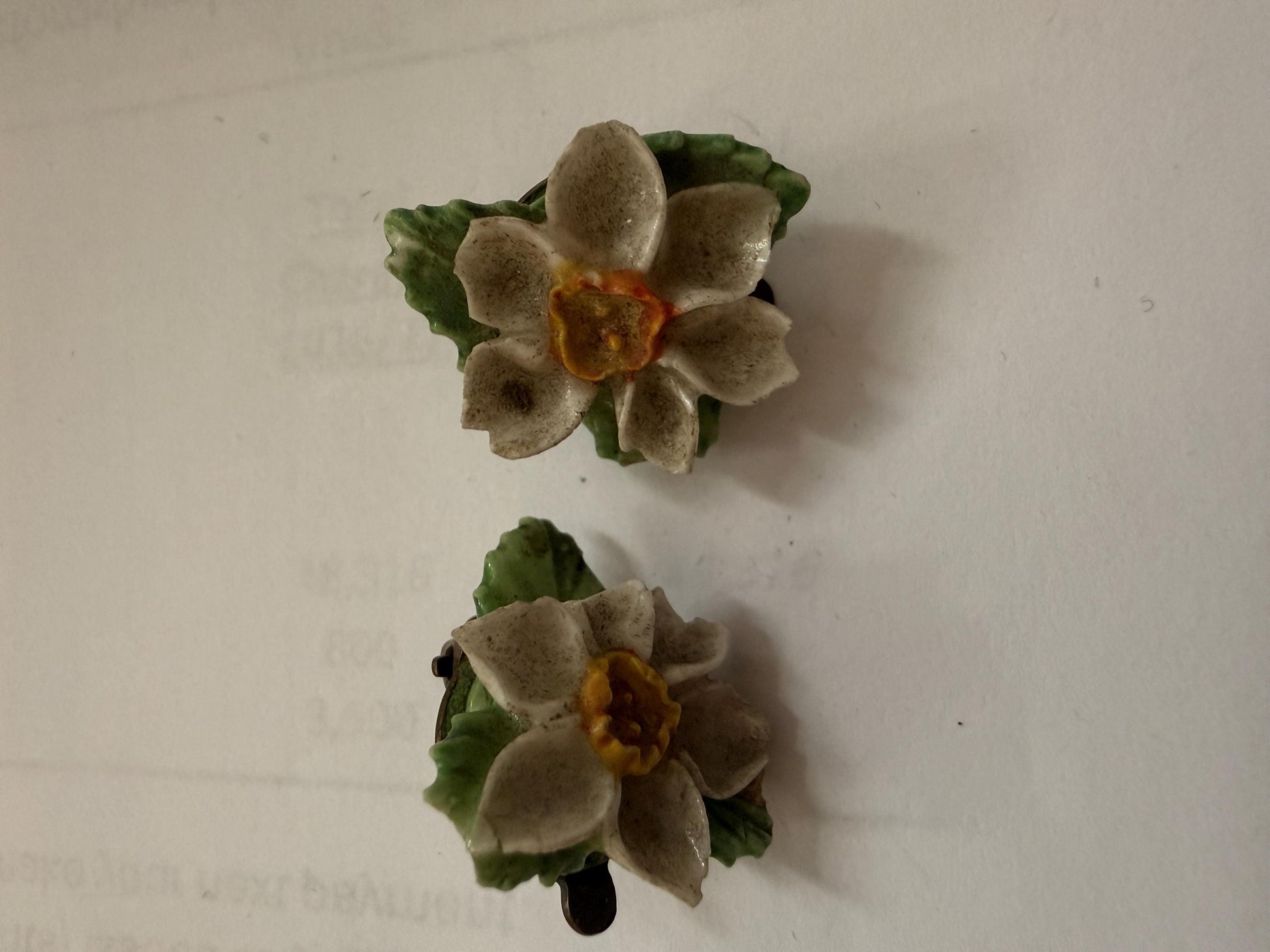 Vintage Hand-Painted Porcelain Daffodil Clip-On Earrings – 1940s Floral Ceramic Jewellery