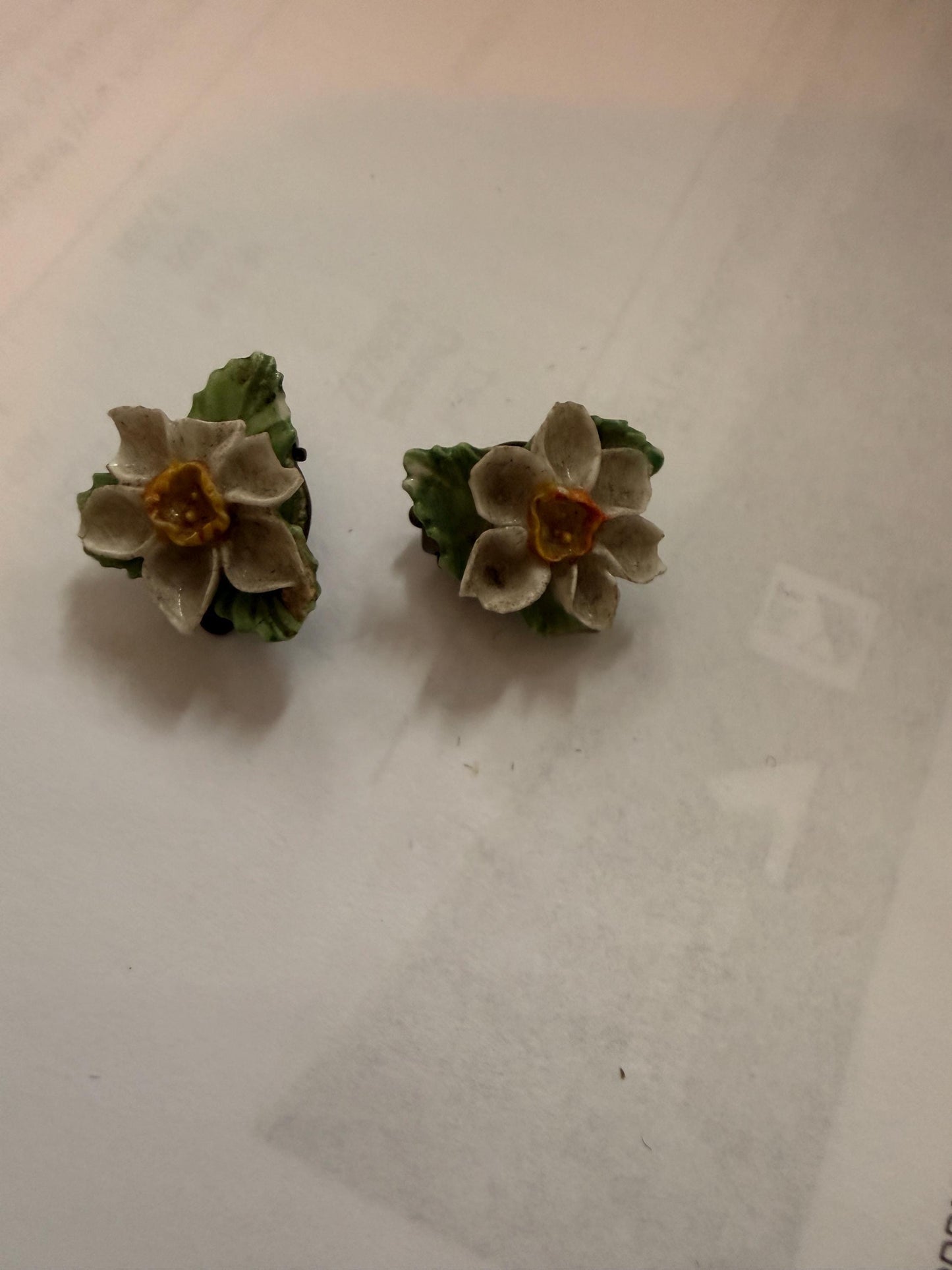 Vintage Hand-Painted Porcelain Daffodil Clip-On Earrings – 1940s Floral Ceramic Jewellery