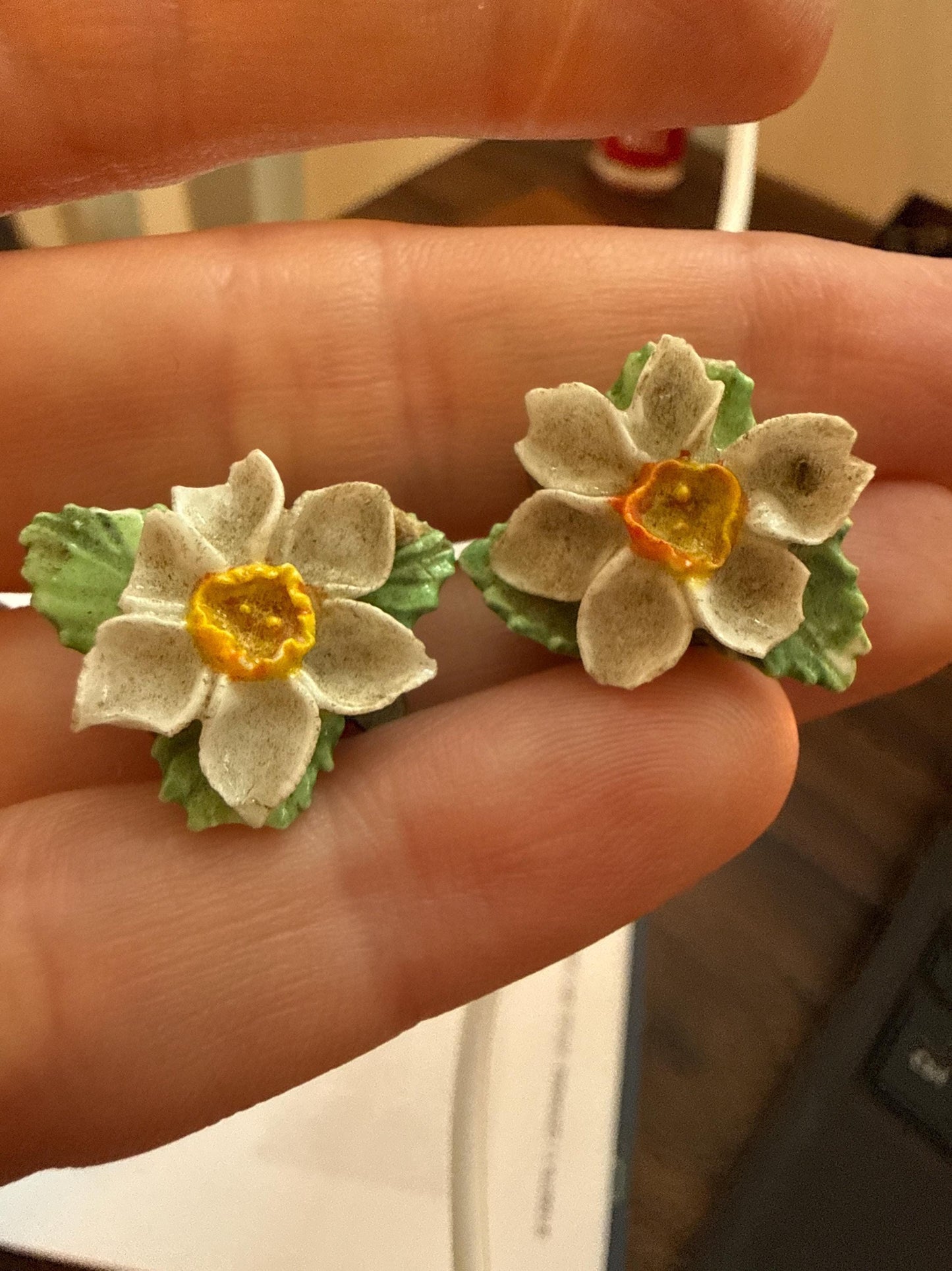 Vintage Hand-Painted Porcelain Daffodil Clip-On Earrings – 1940s Floral Ceramic Jewellery