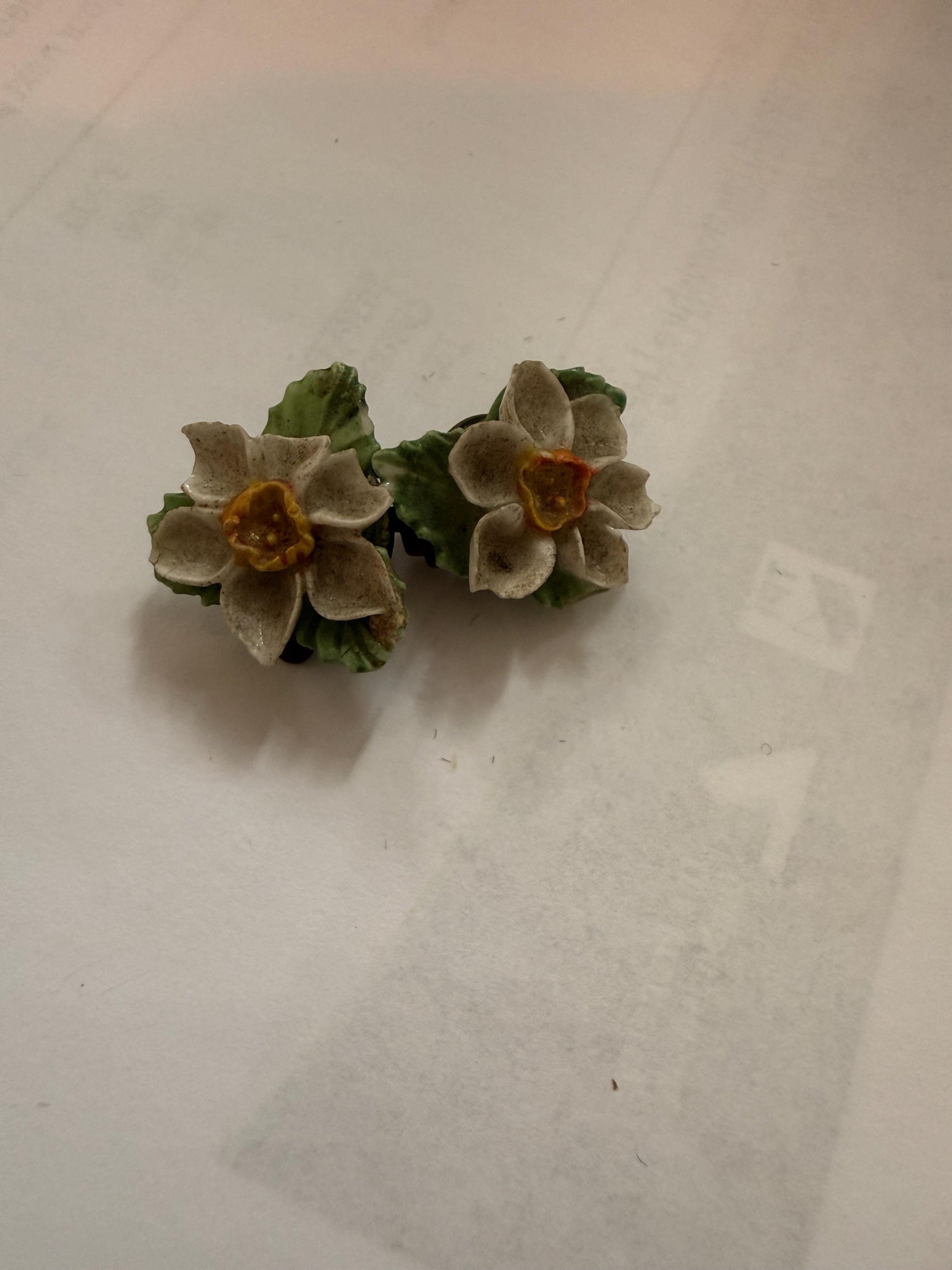 Vintage Hand-Painted Porcelain Daffodil Clip-On Earrings – 1940s Floral Ceramic Jewellery