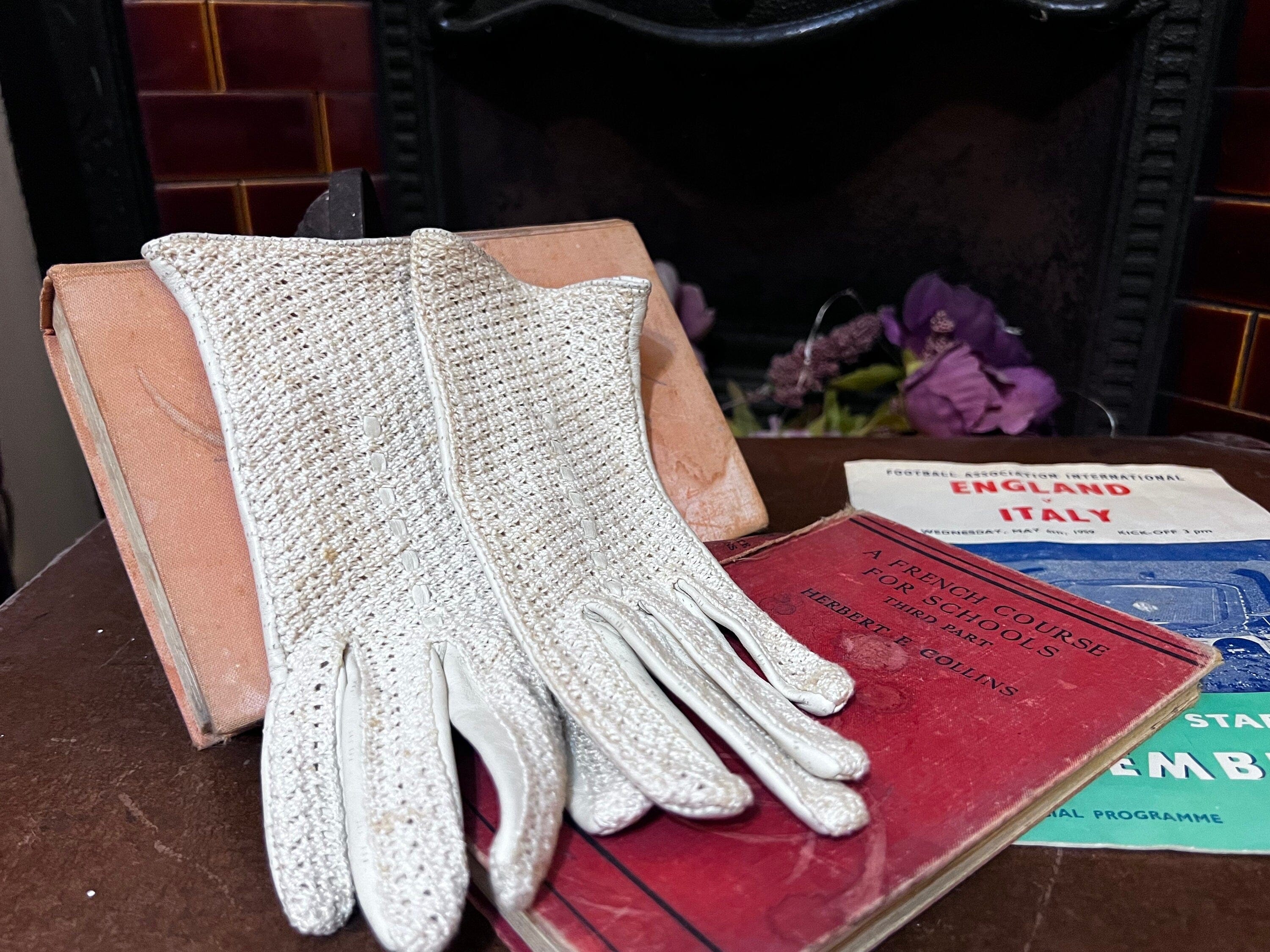 Vintage Ladies cream crochet leather Gloves ladies driving