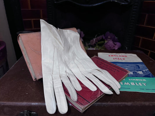 Vintage Ladies cream leather Austin Reed Gloves -  ladies 50s Gloves -  Size Small Gloves, Ladies Gloves, cream Gloves, gloves 1950