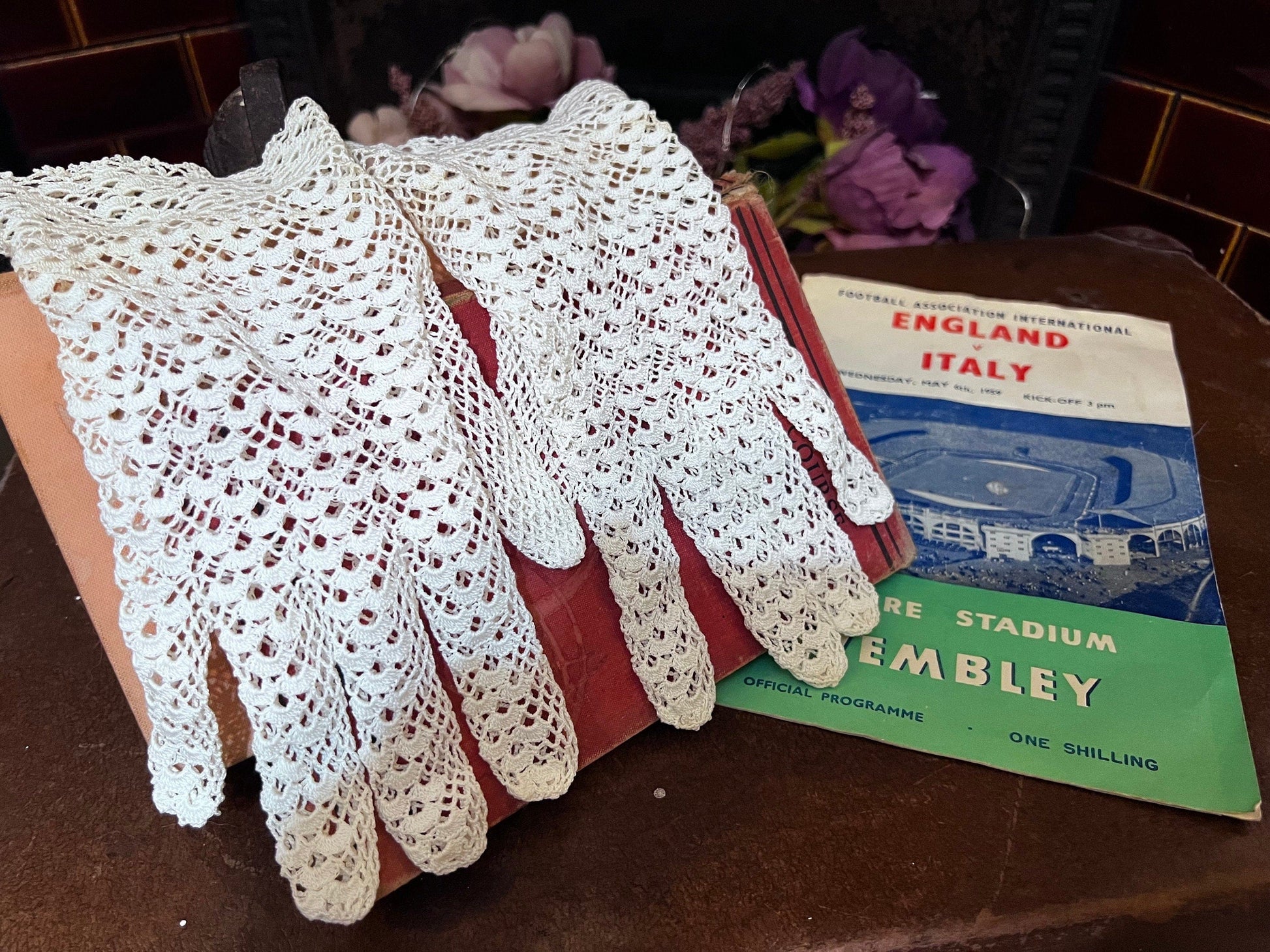 Vintage Ladies cream Stretch crochet Gloves - lace  Style cream Gloves -  Size Small Gloves, Ladies Gloves, cream Gloves, lace gloves