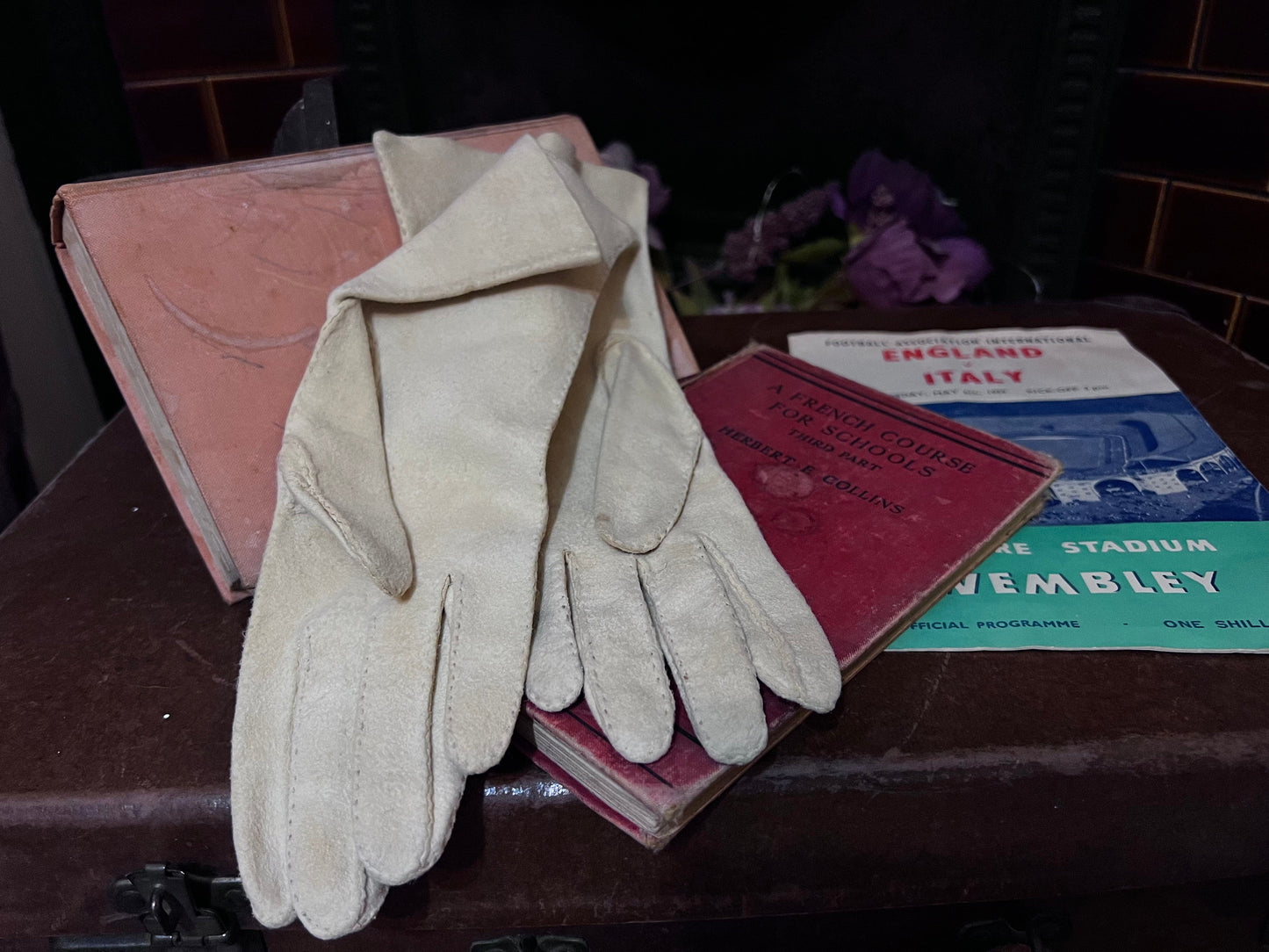 Vintage Ladies cream suede leather gauntlet Gloves -  ladies gauntlet Gloves -  Size Small Gloves, Ladies Gloves, cream Gloves, suede gloves