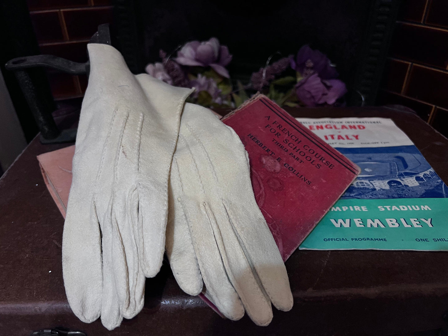 Vintage Ladies cream suede leather gauntlet Gloves -  ladies gauntlet Gloves -  Size Small Gloves, Ladies Gloves, cream Gloves, suede gloves