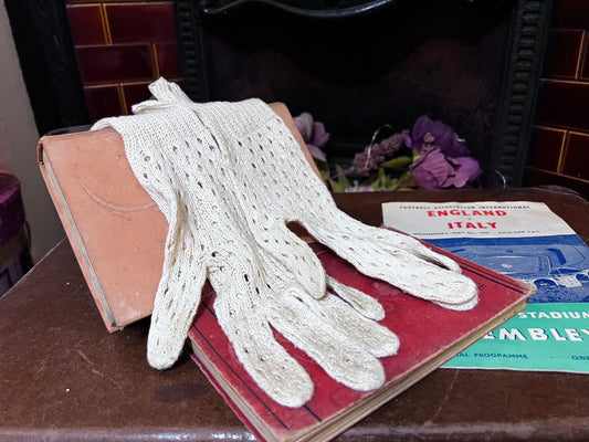 Vintage Ladies cream Stretch crochet Gloves - lace Style cream Gloves - Size Small Gloves, Ladies Gloves, cream Gloves, lace gloves