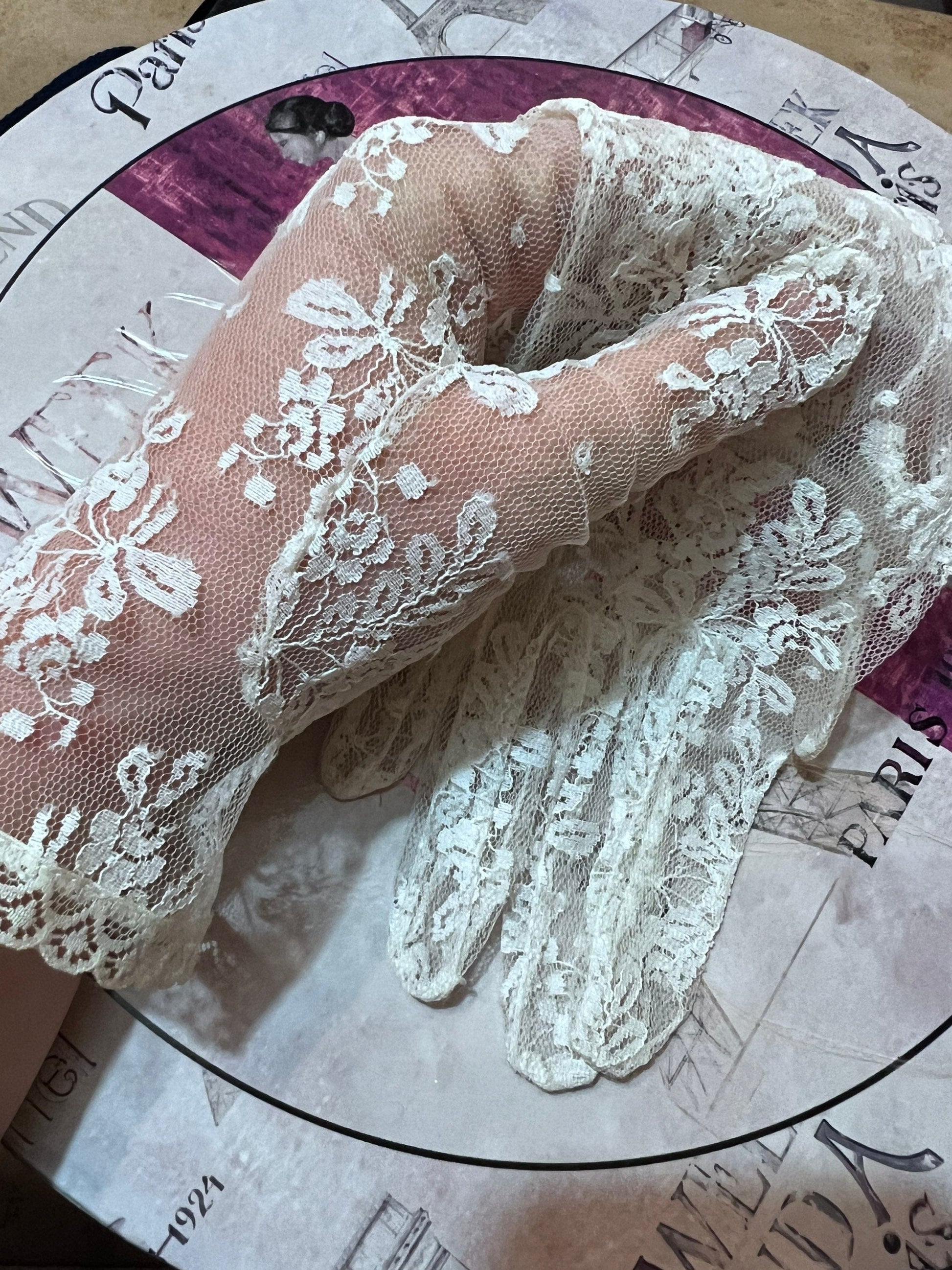 Vintage Ladies white Stretch lace Gloves - lace  Style white Gloves -  Size Small Gloves, Ladies Gloves, white Gloves, lace gloves