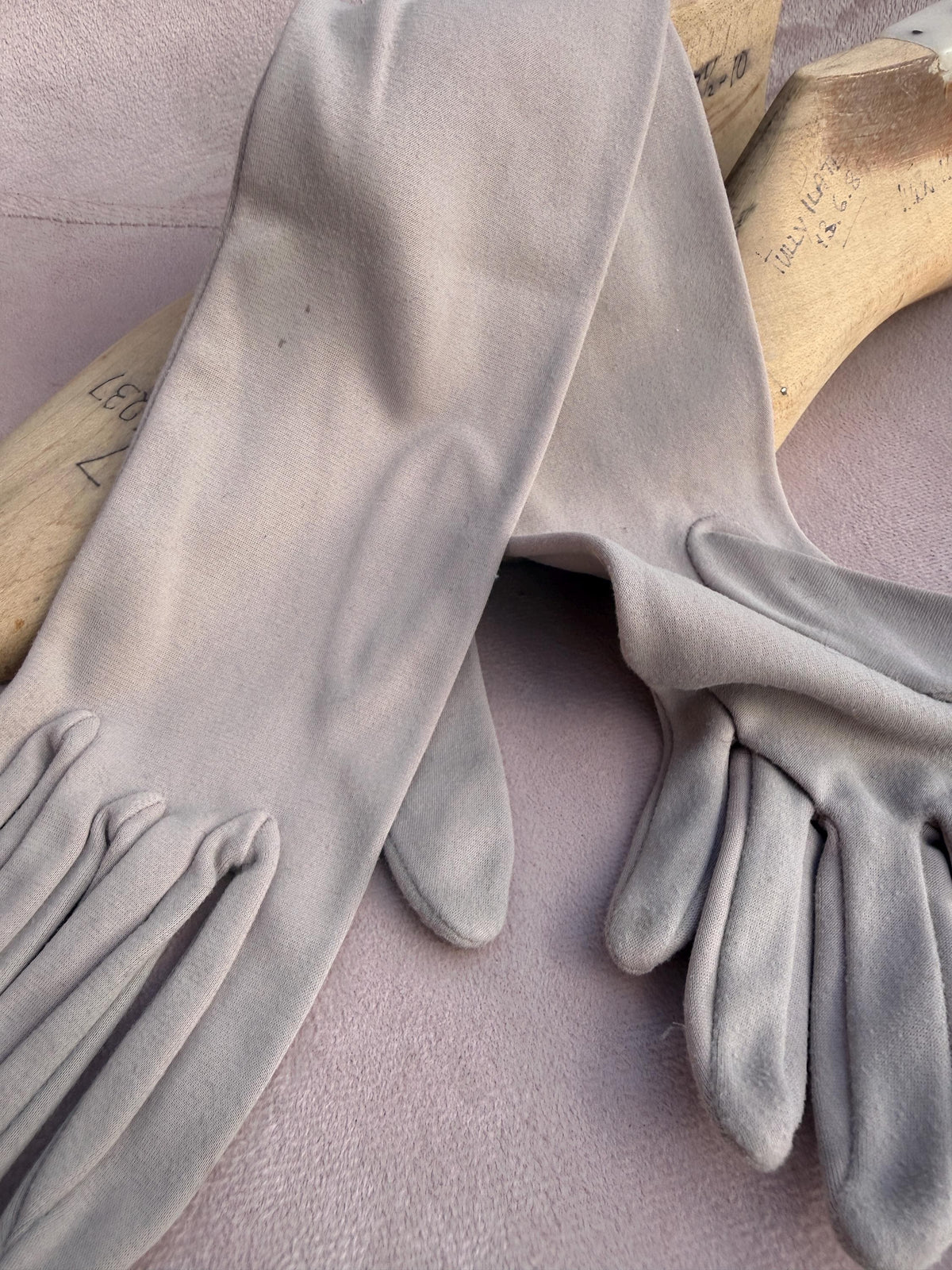 Vintage Pale Grey Long Fabric Gloves with Pleated Cuffs – Evening Occasion Accessories