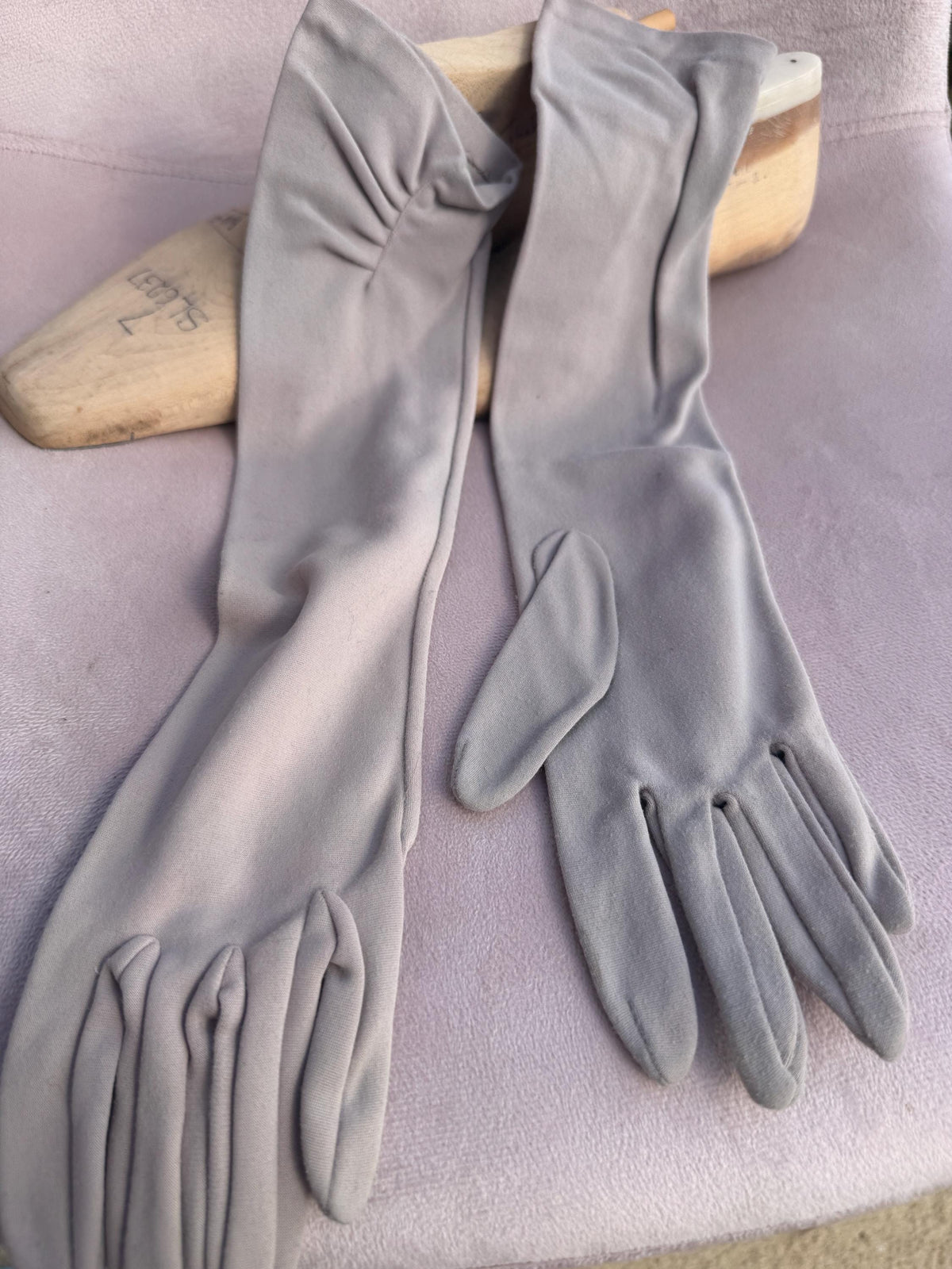 Vintage Pale Grey Long Fabric Gloves with Pleated Cuffs – Evening Occasion Accessories