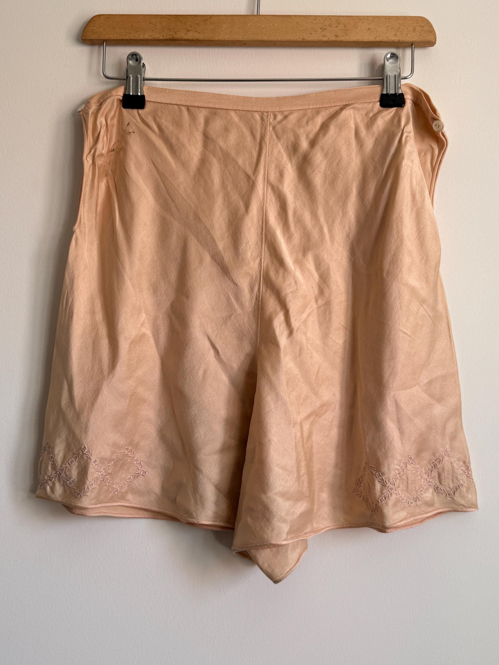 Vintage Peach Tap Pants | 1940s French Knickers | Embroidered Lingerie Shorts | Boudoir Bloomers | Retro Bridal Lingerie