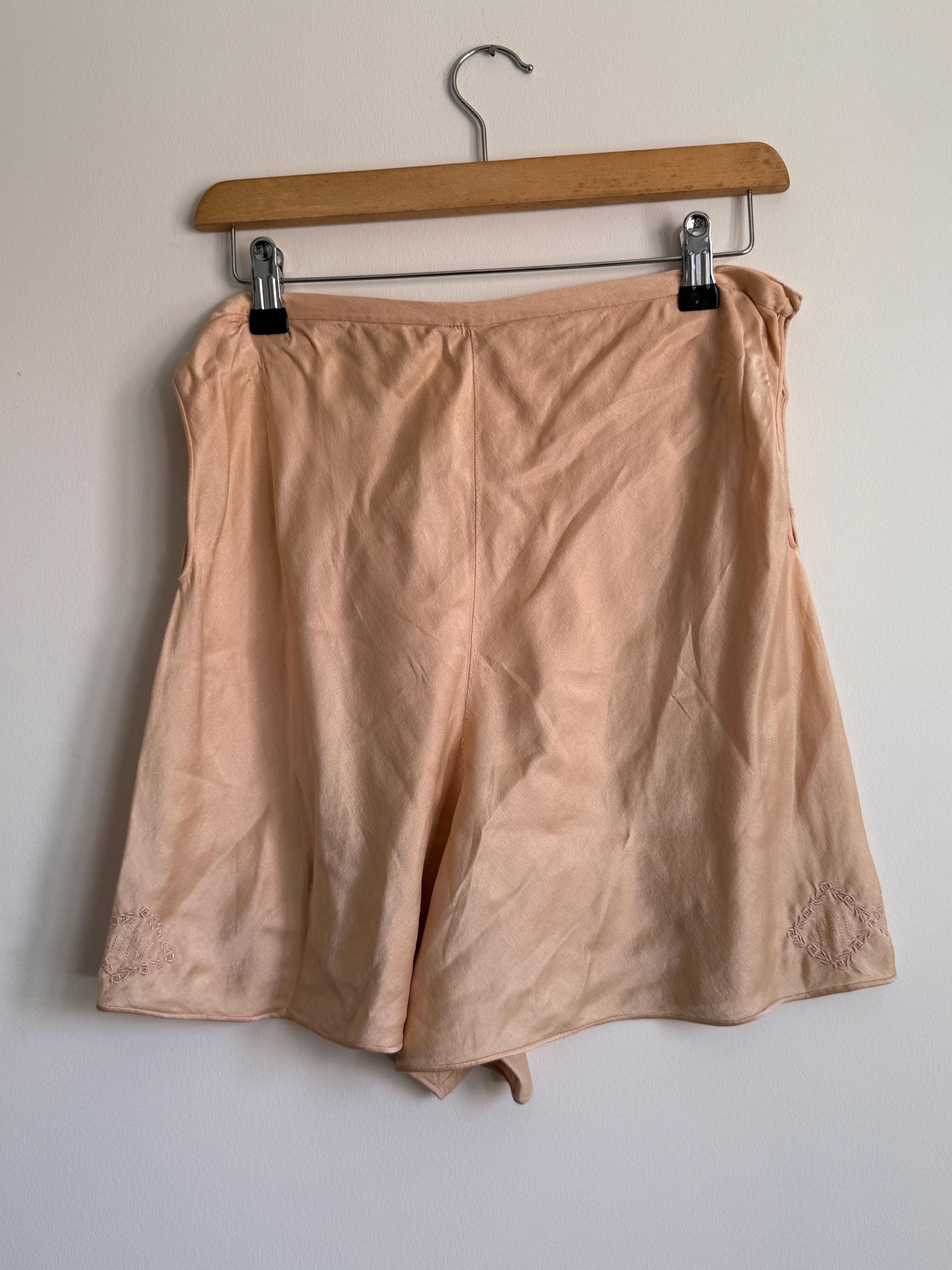 Vintage Peach Tap Pants | 1940s French Knickers | Embroidered Lingerie Shorts | Boudoir Bloomers | Retro Bridal Lingerie