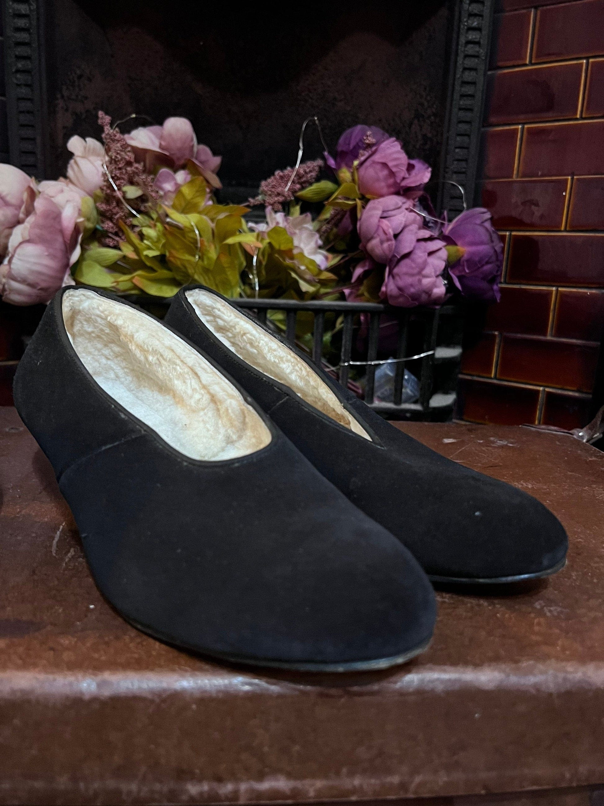 1940’s Vintage Slipper Shoes Black Suede Moreland Sheepskin Black Suede Slippers UK 5 - Vintage slipper - Vintage Shoes, 1940s Vintage Foot