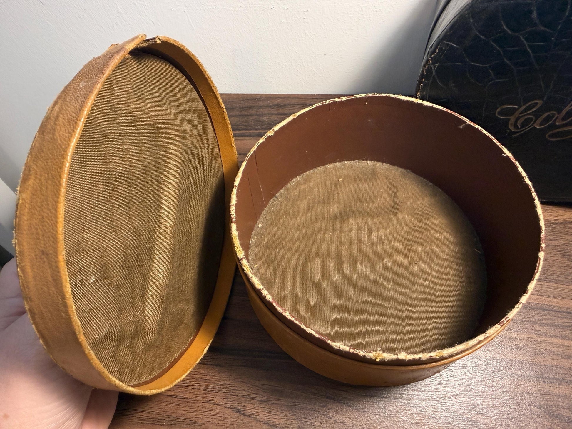 Vintage Tan Leather Collar Box | Gentleman's Travel Collar Storage Case
