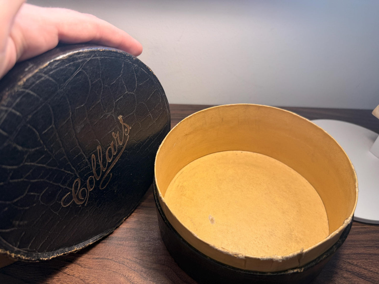 Vintage Tan Leather Collar Box | Gentleman's Travel Collar Storage Case