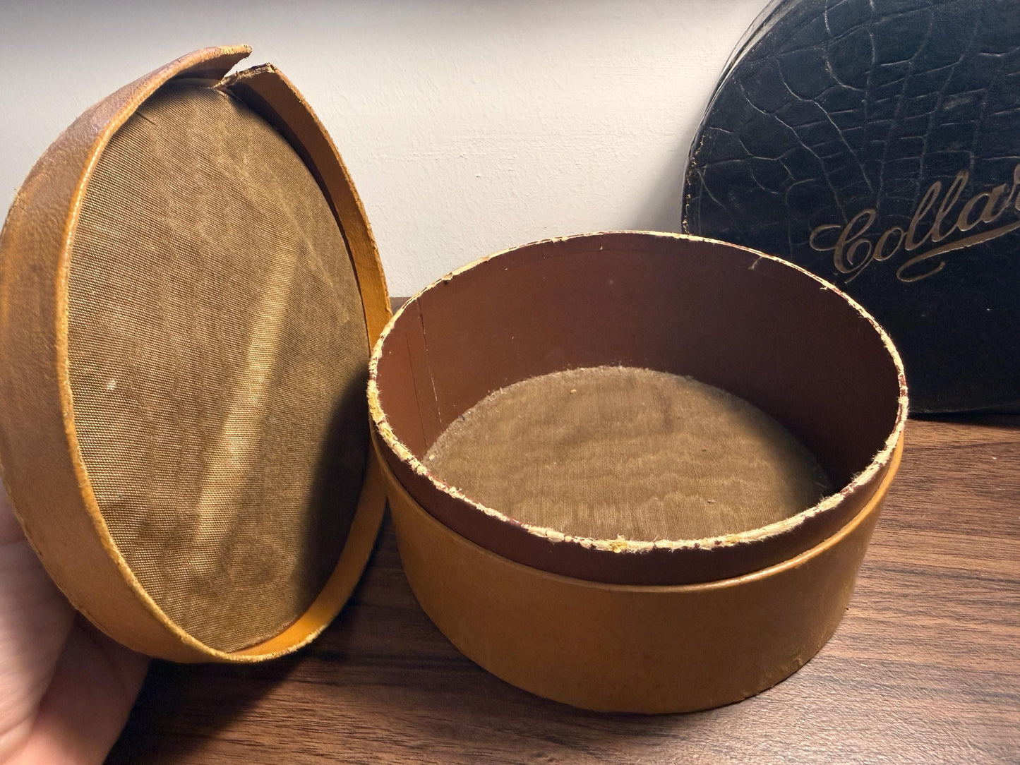 Vintage Tan Leather Collar Box | Gentleman's Travel Collar Storage Case
