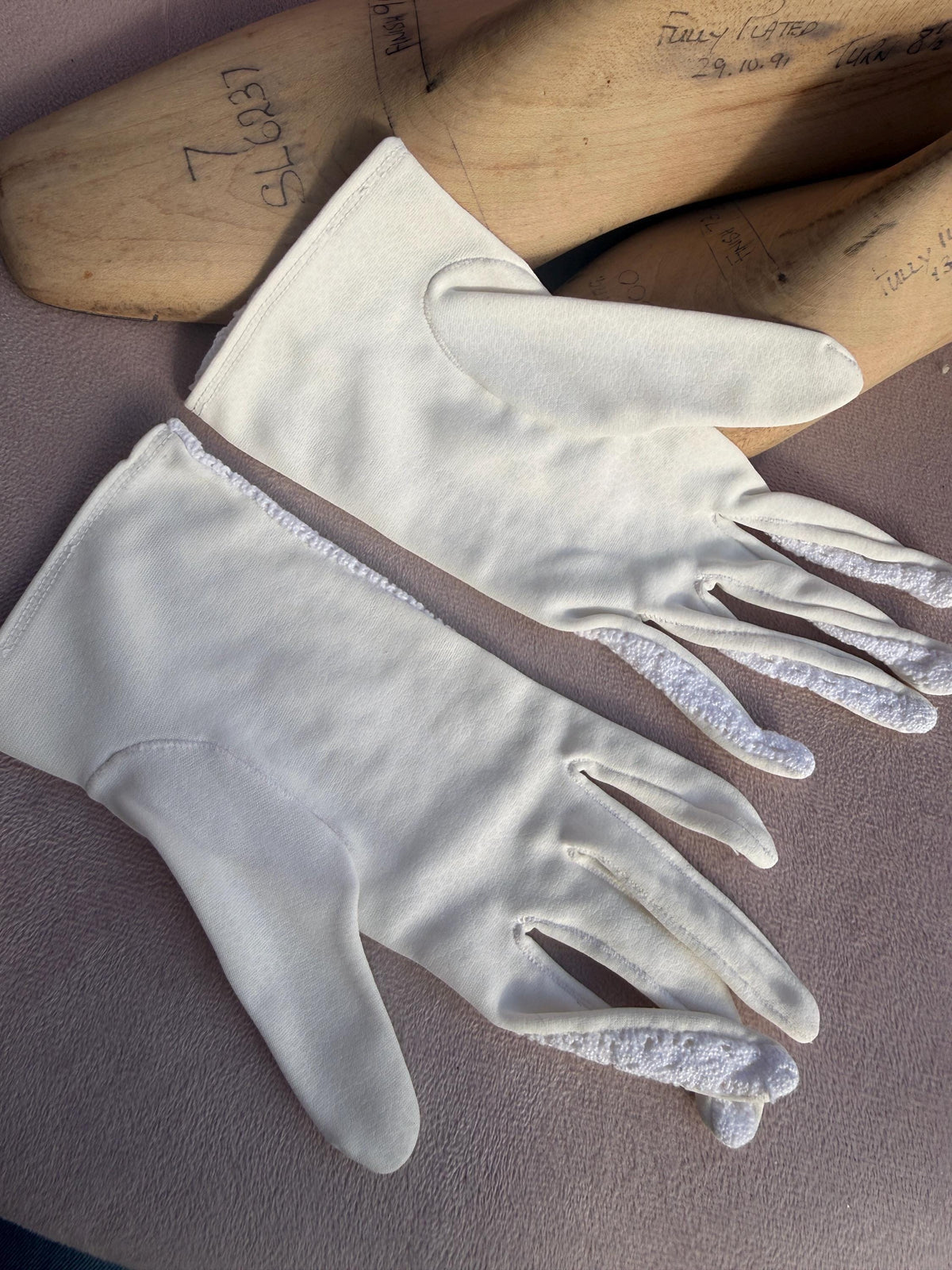 Vintage White Crochet Back Gloves with Cream Fabric Palms – Bridal Wedding Accessories
