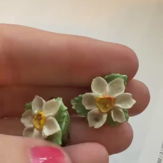 Vintage Hand-Painted Porcelain Daffodil Clip-On Earrings – 1940s Floral Ceramic Jewellery