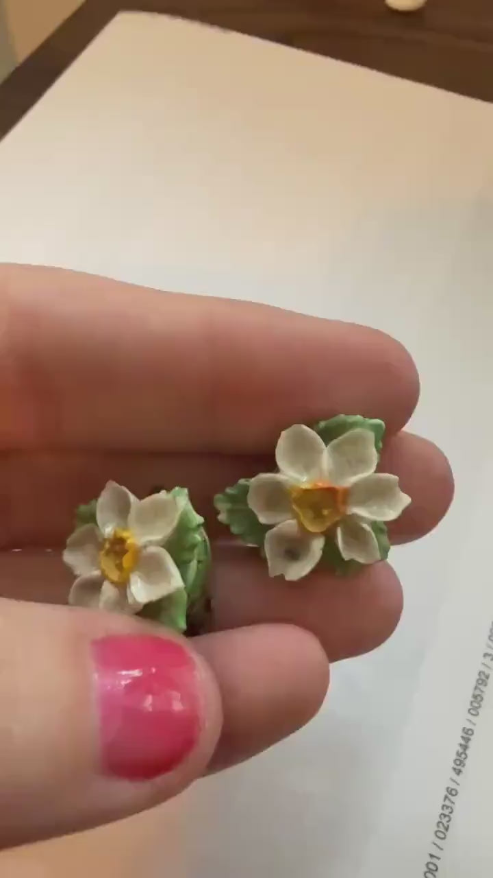 Vintage Hand-Painted Porcelain Daffodil Clip-On Earrings – 1940s Floral Ceramic Jewellery