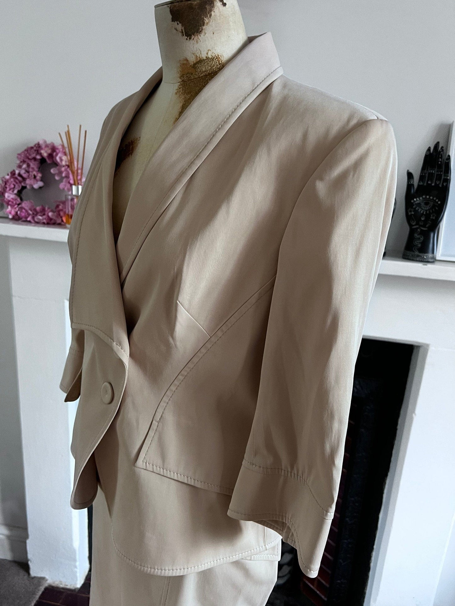 Cream vintage Suit Safari Style 1980s Skirt Suit - longline pencil Skirt and longline blazer with pocket details Size EU44