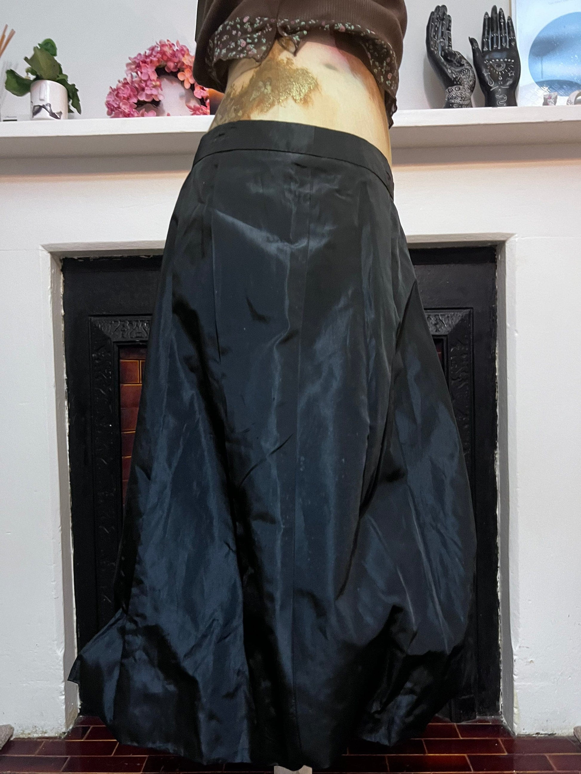 Vintage Black Skirt Bubble Hem pleated Skirt below the knee Black plain skirt UK12