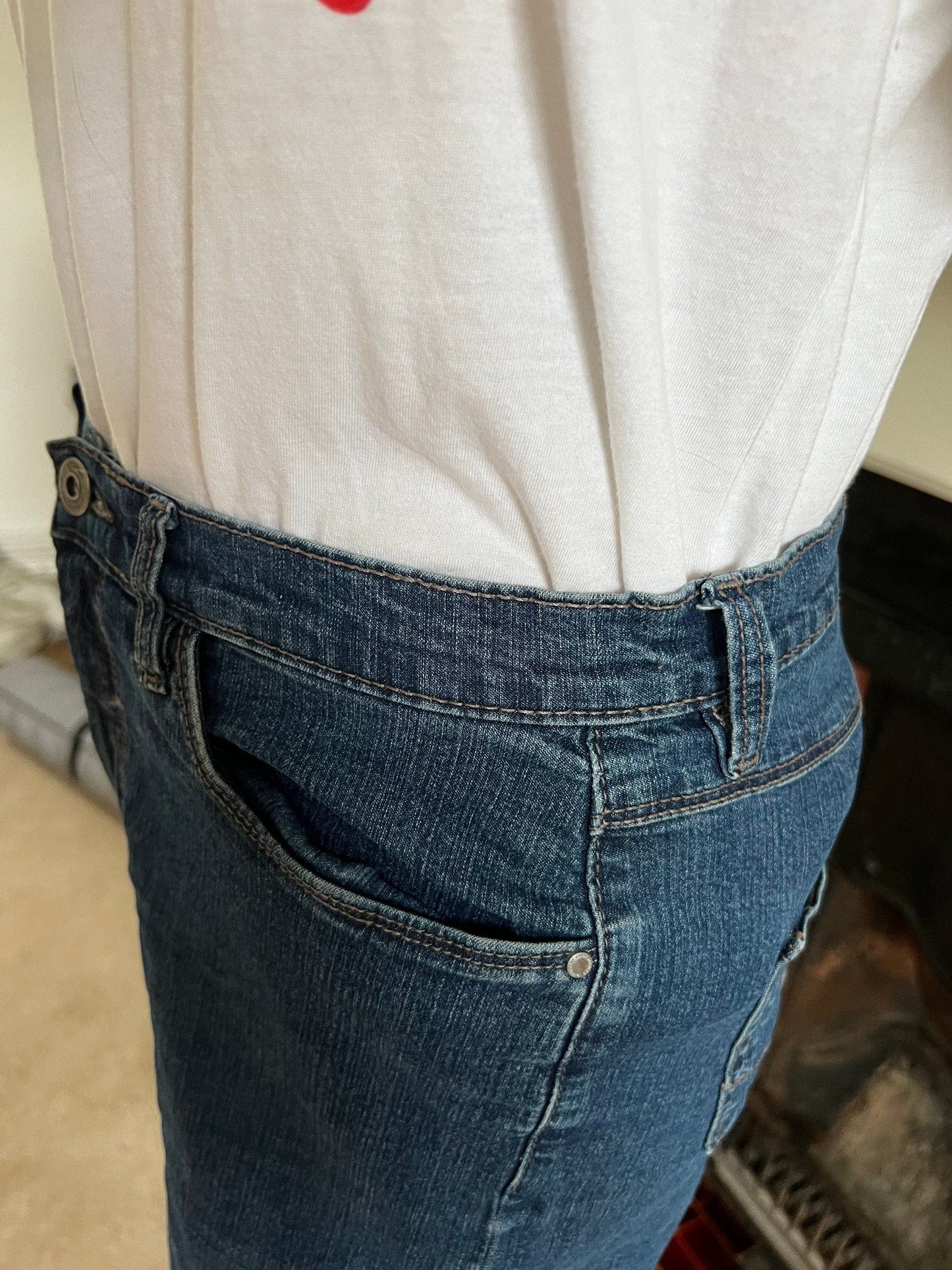 Vintage blue mid rise jeans, UK 14 waist 32” Leg 27” 80s cropped jeans