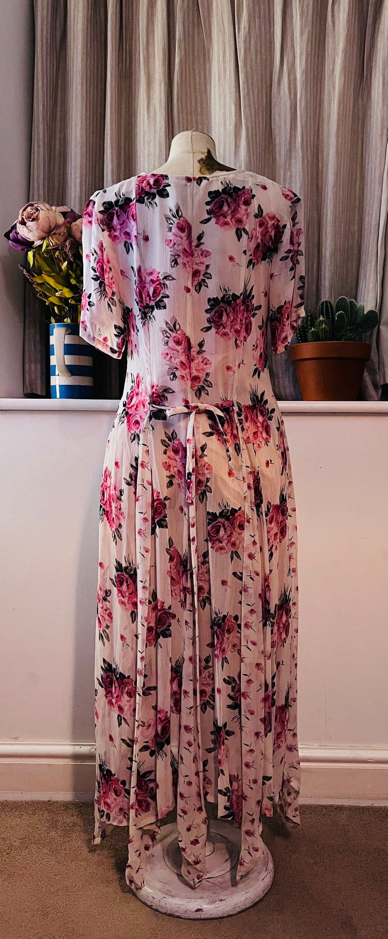 vintage pink Dress dipped hippie hem pixie hem short sleeve dress tons of fabric Viscose Floral - Papillon